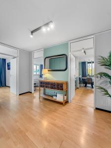 a living room with a bed and a mirror at Flatista Homes - Herzog Heinrich in Munich