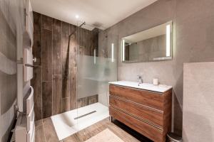 Le Zelfée appartement de 4 personnes à Albiez-Montrond في ألبيز-مونتروند: حمام مع حوض ودش +38 صورة