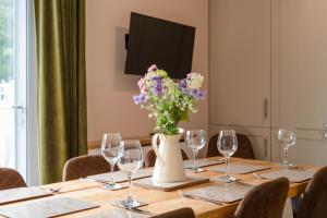 Μια τηλεόραση ή/και κέντρο ψυχαγωγίας στο Tranquil 3BD Haven by the Sea in Littlehampton