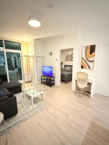 un salon avec un canapé et une télévision dans l'établissement Executive Condo in Prime Erin Mills Location l Walk to Mall and Hospital, à Mississauga