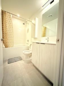 une salle de bain blanche avec toilettes et lavabo dans l'établissement Executive Condo in Prime Erin Mills Location l Walk to Mall and Hospital, à Mississauga 19 autres photos