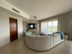 サン・カルロスにあるVista Mar Ocean View Condo - Golf & Marinaの大きなソファとテーブルのあるリビングルーム