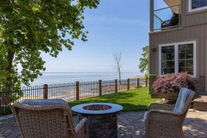 een patio met 2 stoelen en een tafel bij Crystal Beach Executive Waterfront Lakehouse in Crystal Beach