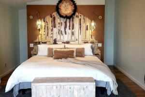 een slaapkamer met een groot bed met een groot hoofdeinde bij Crystal Beach Executive Waterfront Lakehouse in Crystal Beach