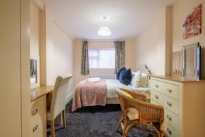 a small bedroom with a bed and a desk and a desk at Newly refurbed 3Bed Annexe - With Parking! in Albury