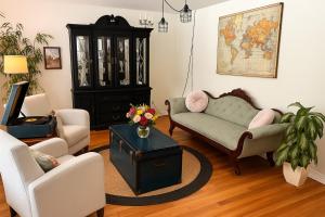 una sala de estar con un sofá y una mesa en Merlot Room in Old Town, en Niagara on the Lake