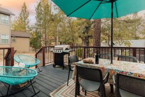 The Reel Deal, Luxury Family Cabin by Alpine Slide في بيغ بير لاكي: سطح مع طاولة وكراسي وشواية