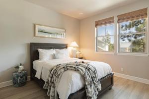 The Reel Deal, Luxury Family Cabin by Alpine Slide في بيغ بير لاكي: غرفة نوم بسرير كبير ونافذتين