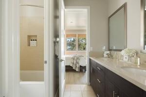 The Reel Deal, Luxury Family Cabin by Alpine Slide في بيغ بير لاكي: حمام مع مغسلتين وحوض استحمام ودش +55 صورة