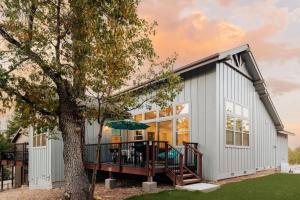 The Reel Deal, Luxury Family Cabin by Alpine Slide في بيغ بير لاكي: منزل به سطح كبير وشجرة