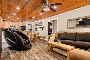 TV a/nebo společenská místnost v ubytování Lawliss Hideout in Big Bear Lake
