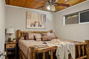 Postel nebo postele na pokoji v ubytování Lawliss Hideout in Big Bear Lake
