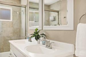 Koupelna v ubytování Lawliss Hideout in Big Bear Lake + 19 fotografií