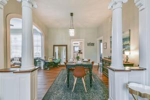 Φωτογραφία από το άλμπουμ του 3 Unit Historic Charmer near Beach, Pier, Dining σε Γκάλβεστον