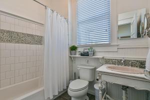 Ένα μπάνιο στο 3 Unit Historic Charmer near Beach, Pier, Dining +40 φωτογραφίες