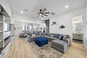 Телевизор и/или развлекательный центр в Brand new bayfront home, gorgeous pool