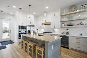 Кухня или мини-кухня в Brand new bayfront home, gorgeous pool
