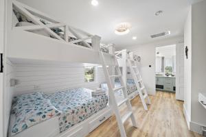 Кровать или кровати в номере Brand new bayfront home, gorgeous pool +55 фотографий