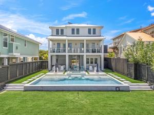 Бассейн в Brand new bayfront home, gorgeous pool или поблизости