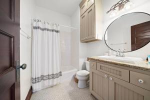 Ένα μπάνιο στο Modern apartment in historic downtown Galveston close to the Strand +36 φωτογραφίες