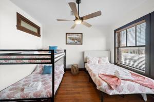 Ένα ή περισσότερα κρεβάτια σε δωμάτιο στο Modern apartment in historic downtown Galveston close to the Strand