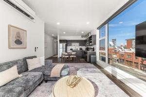 Posezení v ubytování 2BR Cozy Apartment in DT