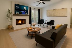 Una sala de estar con un sofá y una chimenea. en Plano Hideaway Relax, Swim and Play Together, en Shepton