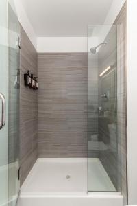 Koupelna v ubytování 2BR Cozy Apartment in DT + 31 fotografií