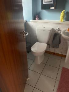 インバネスにあるChurch st 48Bのトイレと洗面台付きのバスルーム