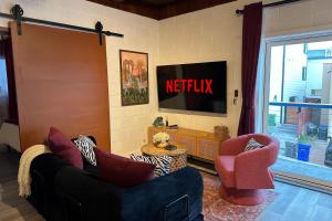 TV/trung tâm giải trí tại Ocean View Balcony, 4 Min Walk to Beach