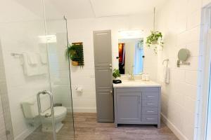 Phòng tắm tại Ocean View Balcony, 4 Min Walk to Beach +13 ảnh