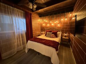 Giường trong phòng chung tại Ocean View Balcony, 4 Min Walk to Beach