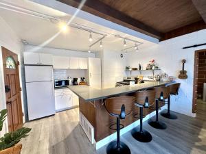 Nhà bếp/bếp nhỏ tại Ocean View Balcony, 4 Min Walk to Beach