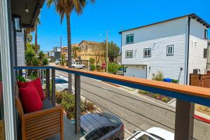 Ban công/sân hiên tại Ocean View Balcony, 4 Min Walk to Beach