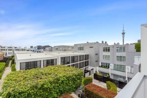 een uitzicht vanaf het balkon van een gebouw bij QV Stays Modern Spacious Multi-Level Townhouse in Auckland