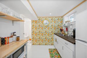 eine Küche mit einer Uhr an der Wand in der Unterkunft Modern Basement Apartment 3 Blocks from Waterfront in Tacoma