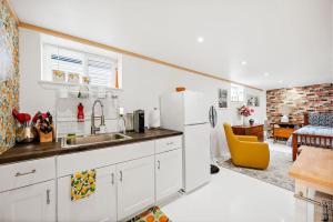 eine Küche mit Spüle und einem weißen Kühlschrank in der Unterkunft Modern Basement Apartment 3 Blocks from Waterfront in Tacoma