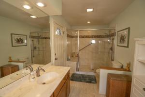 Ein Badezimmer in der Unterkunft 3BR Flagstaff Escape with Deck and Pine Views + 26 Fotos