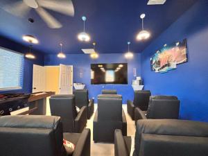 a waiting room with chairs and a blue wall at Bora Bora in Casa Grande
