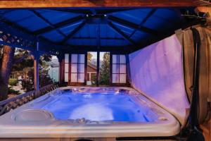 Φωτογραφία από το άλμπουμ του Lakeside Lodge - Deck Views, Golf, Basketball, Spa σε Fawnskin