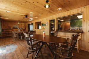 Φωτογραφία από το άλμπουμ του Lakeside Lodge - Deck Views, Golf, Basketball, Spa σε Fawnskin