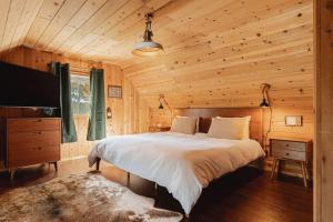 Ένα ή περισσότερα κρεβάτια σε δωμάτιο στο Lakeside Lodge - Deck Views, Golf, Basketball, Spa +78 φωτογραφίες