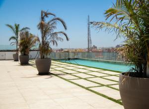 Kolam renang di atau dekat dengan DakarByDays DBD011 Appartement Astou 3 chambres