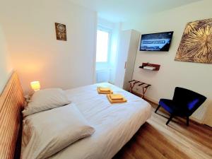 Una cama o camas en una habitación de Concept Appart'Hôtel 202