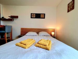 Una cama o camas en una habitación de Concept Appart'Hôtel 202