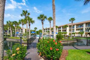 Coquina GablesにあるOcean Villas #126のヤシの木が植わるリゾートの景色を望めます。