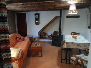 a living room with a couch and a table at Puerta Partida, vivienda rural en Lugar La Peruela, Jaén in Pontones
