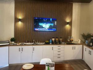 Η κουζίνα ή μικρή κουζίνα στο DESERT DREAMS BED and BREAKFAST CC