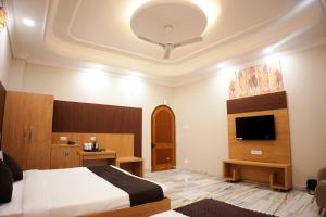 TV a/nebo společenská místnost v ubytování Satguru Villa