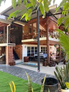 YanにあるLa' Tansa IZ Homestayのパティオ付きの家
